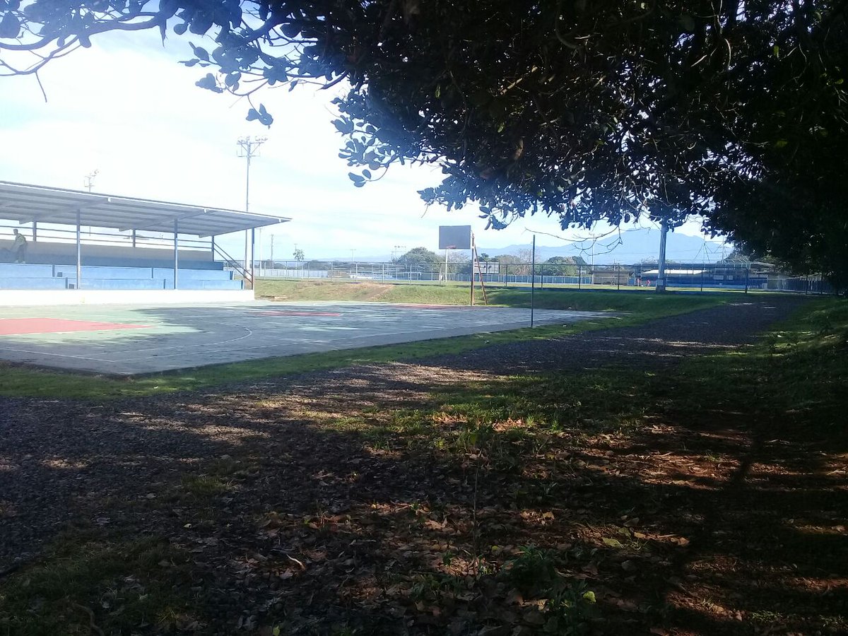 Municipio_David's tweet photo. Alcaldía de David y el Club Activo 20-30, establecieron una alianza de trabajo, mantenimiento y limpieza permanente del complejo deportivo. https://t.co/2Df9JPEtVG