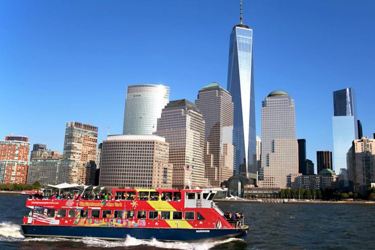 DiscoverU_S_A's tweet photo. Enjoy a City sightseeing Cruise by Gray Line across New York😍🛳 #NYC  https://t.co/Fs1EEtoeNw https://t.co/0GV7e5IixI