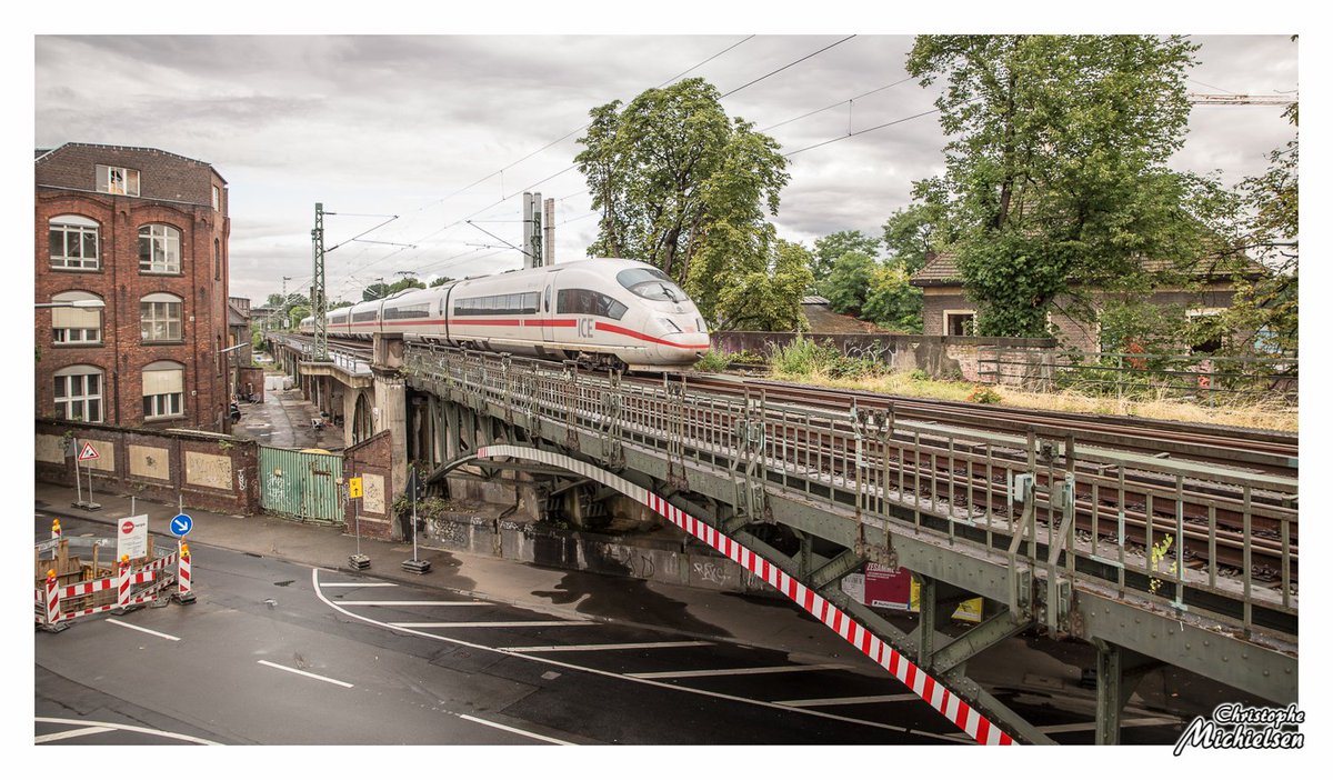 Michielsen_c's tweet photo. #Koln #hotel #view #viewfromhotel #train #longtrain #photography #photo #travel #candid #city #trytosleep #keulen #cologne #amphi #amphi17 https://t.co/98f3BP9y6n