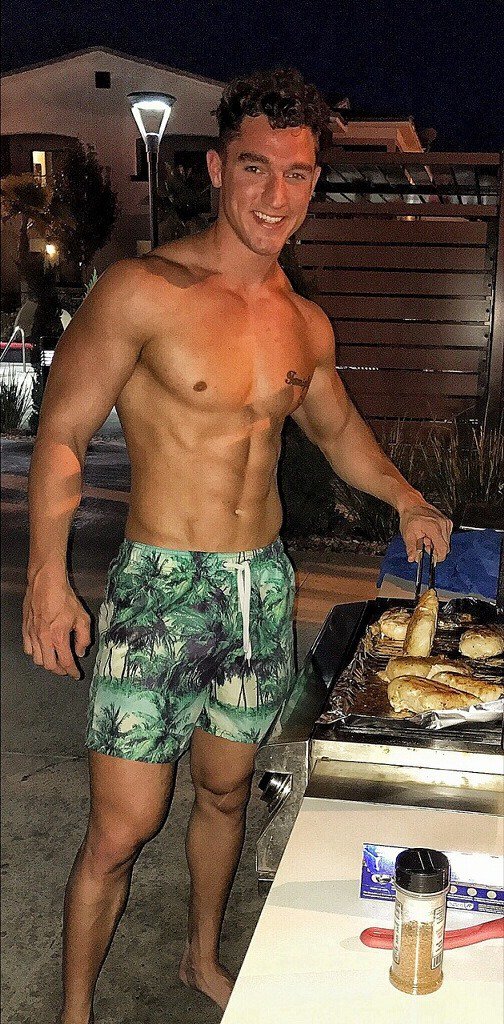 How do you like your meat? 
#menshowlive #ThursdayThoughts #summerabs #abs #sexymen #grilltime