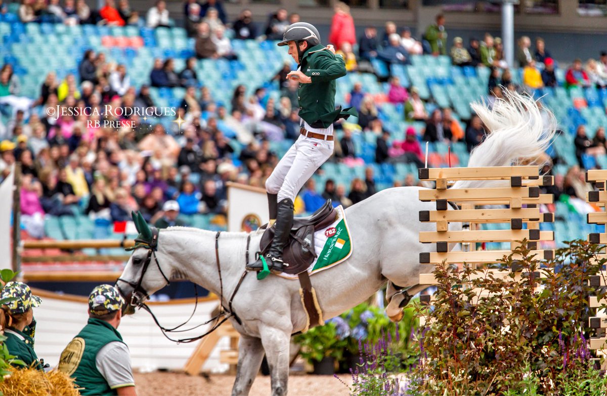 JessiK_R's tweet photo. #PixOftheDay Situation difficile pour l'Irlandais Bertram Allen aux Championnats d'Europe de saut d'obstacles à Goteborg   📷 @JessiK_R https://t.co/wnlkNA02r4