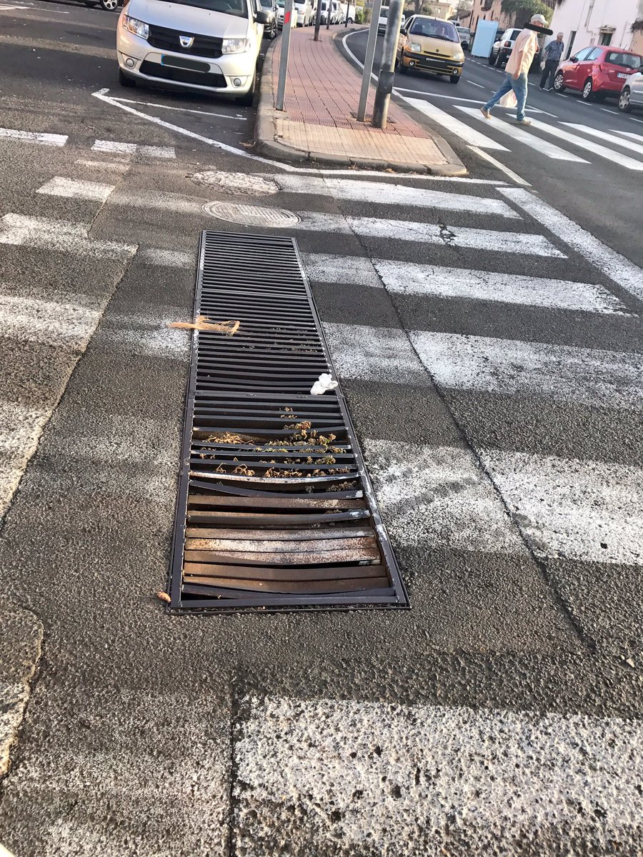TenerifeVial's tweet photo. ⚠️ #RiesgoVial para ciclistas. Rejilla de pluviales #TF16 / @carreterasTF #Tacoronte https://t.co/tY0mHW23AV
