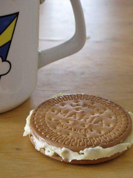 YofuiaEGB's tweet photo. Untar las galletas en mantequilla y apretar para que saliera por los lados y por los agujerillos. https://t.co/DSAqiQf2vE