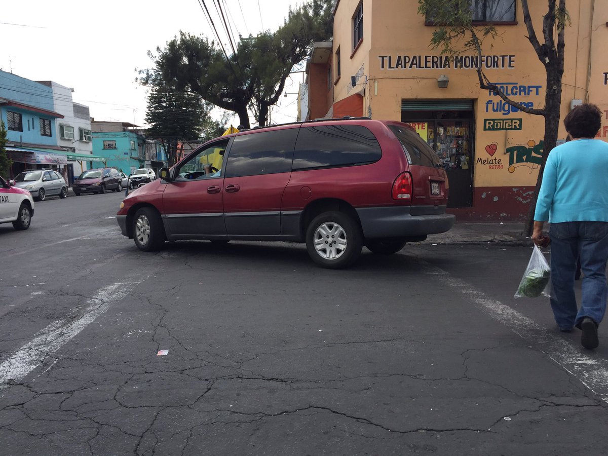 VigilanteCDMX's tweet photo. Y mientras que el peatón se amuele
#NacoVial Placas LRY9129
#NomásTantito #PorAhíPasas #SoyNaco @autosbq @Peaton_No @To2SomosPeaton https://t.co/1QYuKlkD8L