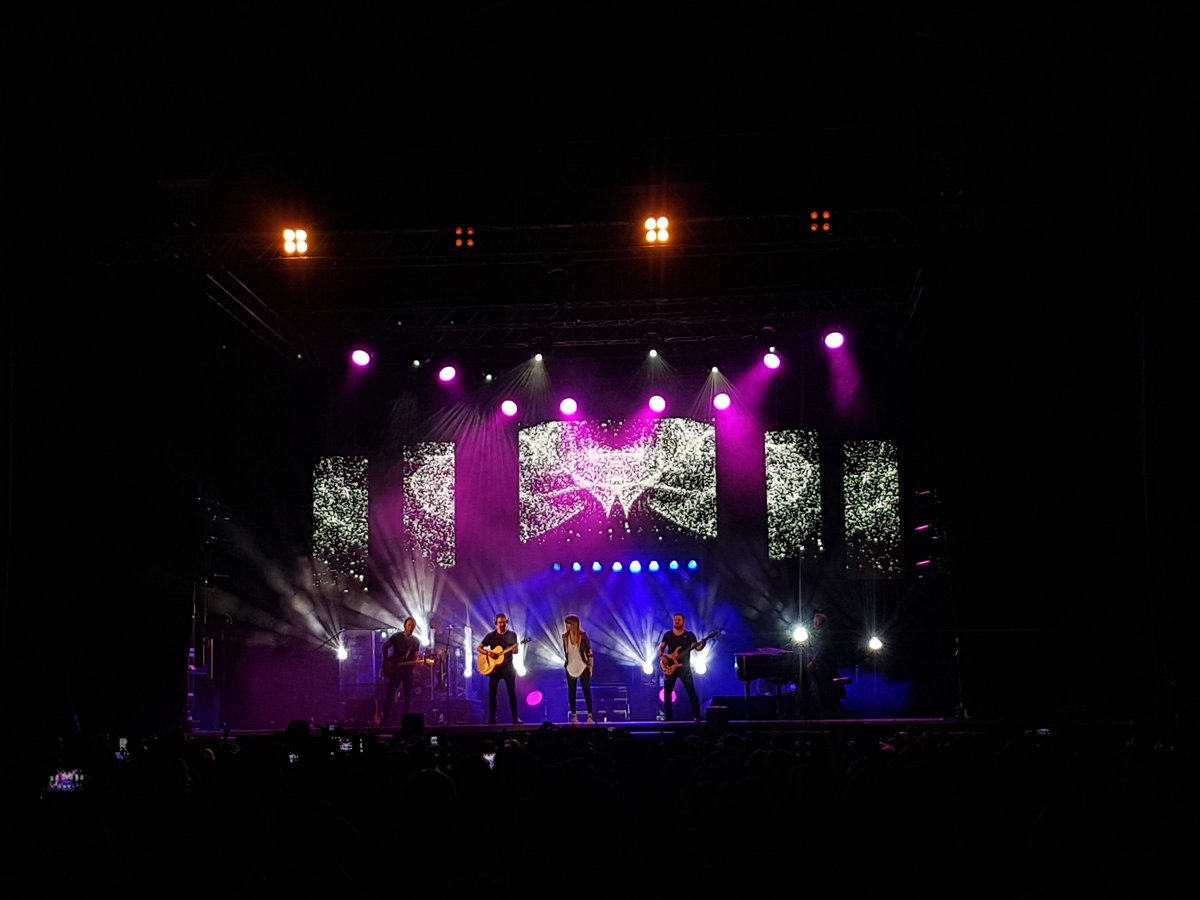 Culturalmeria's tweet photo. En el Recinto Ferial, @vanesamartin_ desembarca con Munay y arranca con Nunca Me Conoció.  #almeriaenferia https://t.co/OaXHbRUGyi