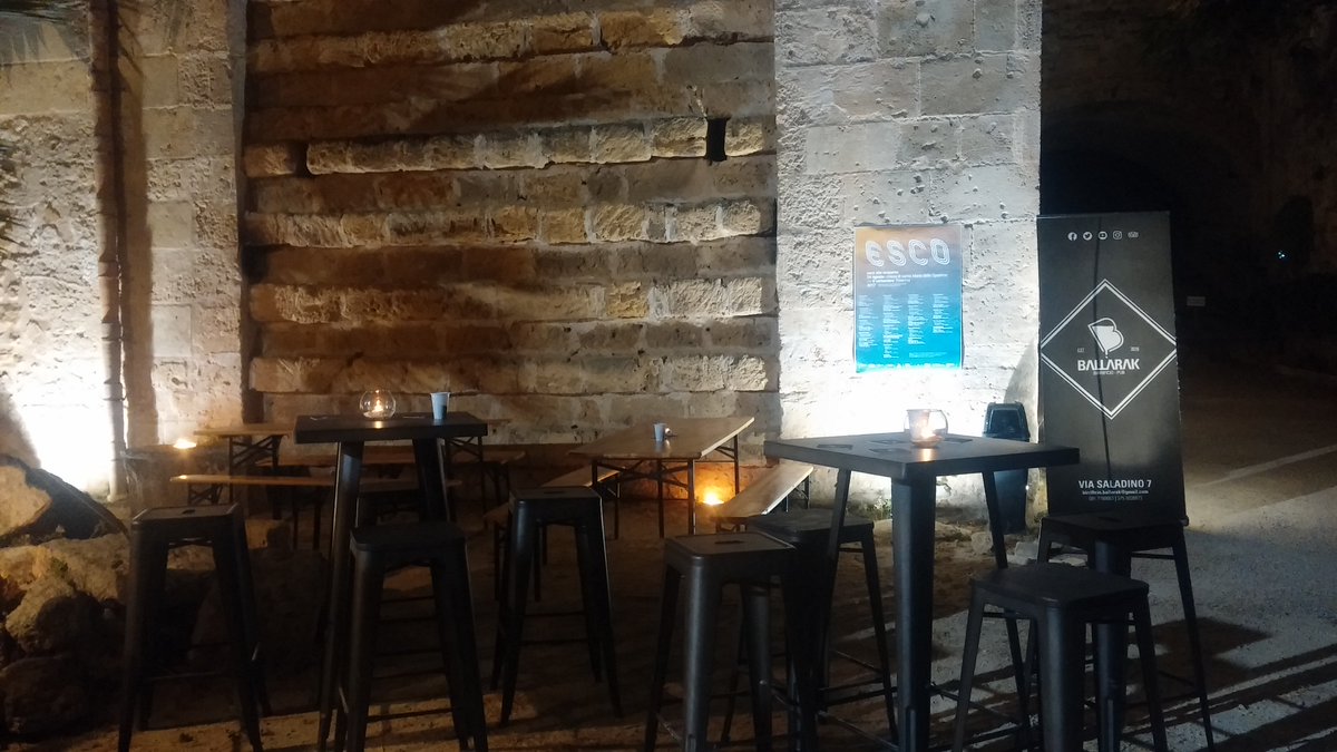 sudtitles's tweet photo. E dopo il film una buona birra artigianale Ballarak allo #Spasimo. #ESCO2017 è cominciato! Vi aspettiamo a #Palermo, con il cinema italiano. https://t.co/QFzxmku7Pi