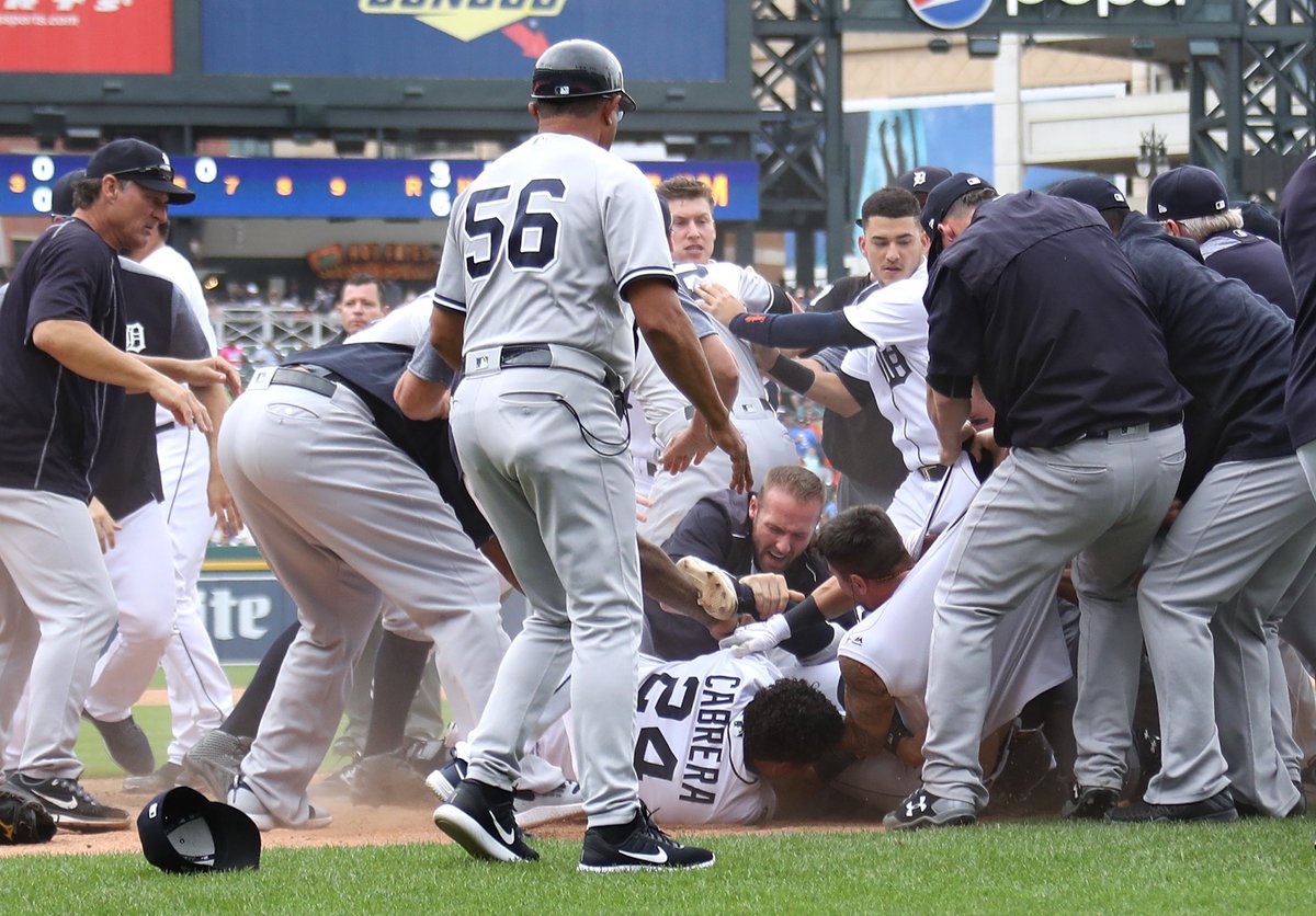 MLBONFOX's tweet image. Whoa. Benches clear, punches thrown in Yankees/Tigers game after Miguel Cabrera and Austin Romine get into it.