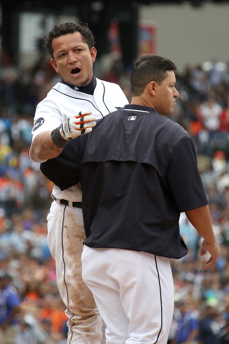 MLBONFOX's tweet image. Whoa. Benches clear, punches thrown in Yankees/Tigers game after Miguel Cabrera and Austin Romine get into it.