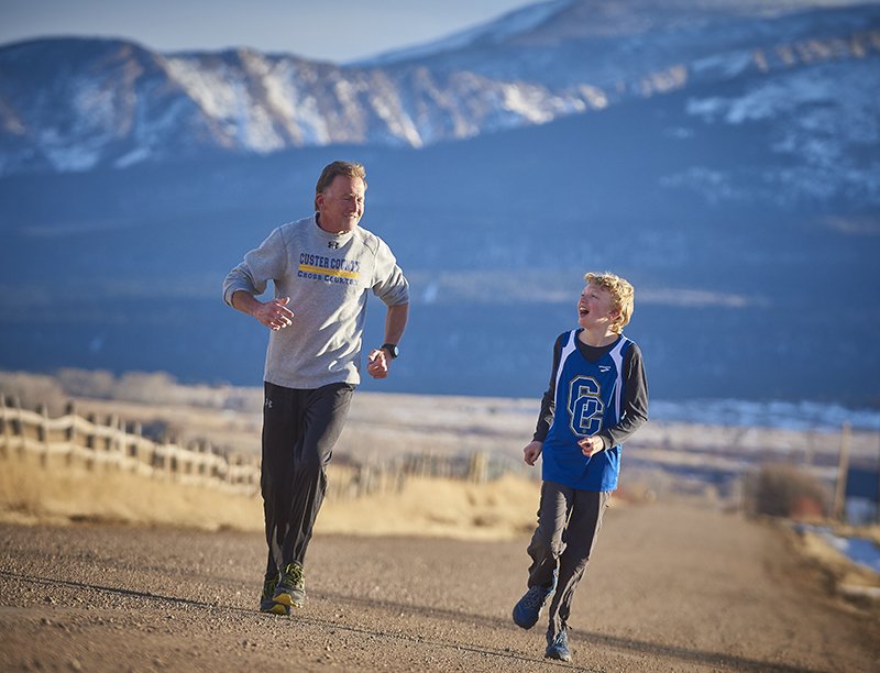 Inspiring story about a father nurturing and supporting his autistic son's passion for running. (pic =  Dave Neligh) motivrunning.com/running-life/i…