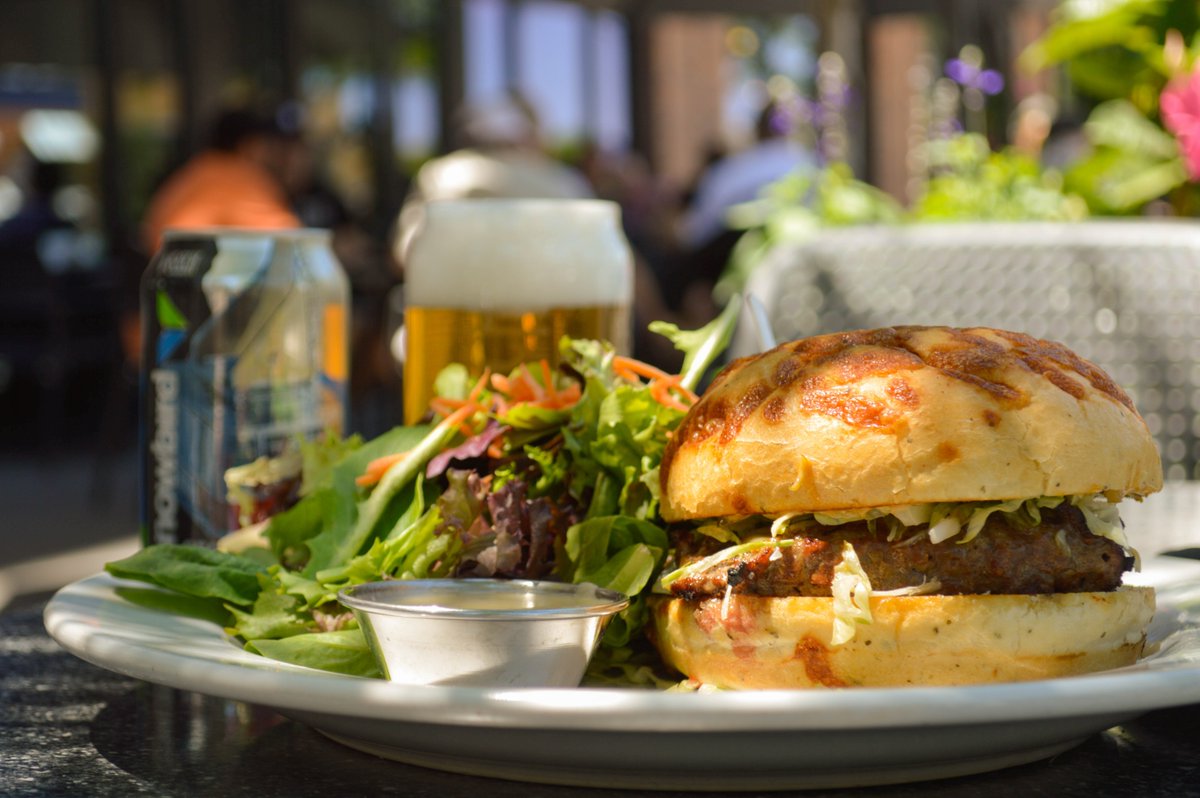 wasatchbeers's tweet photo. Do you burger? We do, and its delicious. Happy National Burger Day! #WasatchPub #FoodPorn #ClassicBurger #NationalBurgerDay https://t.co/UXLsi3nkmc
