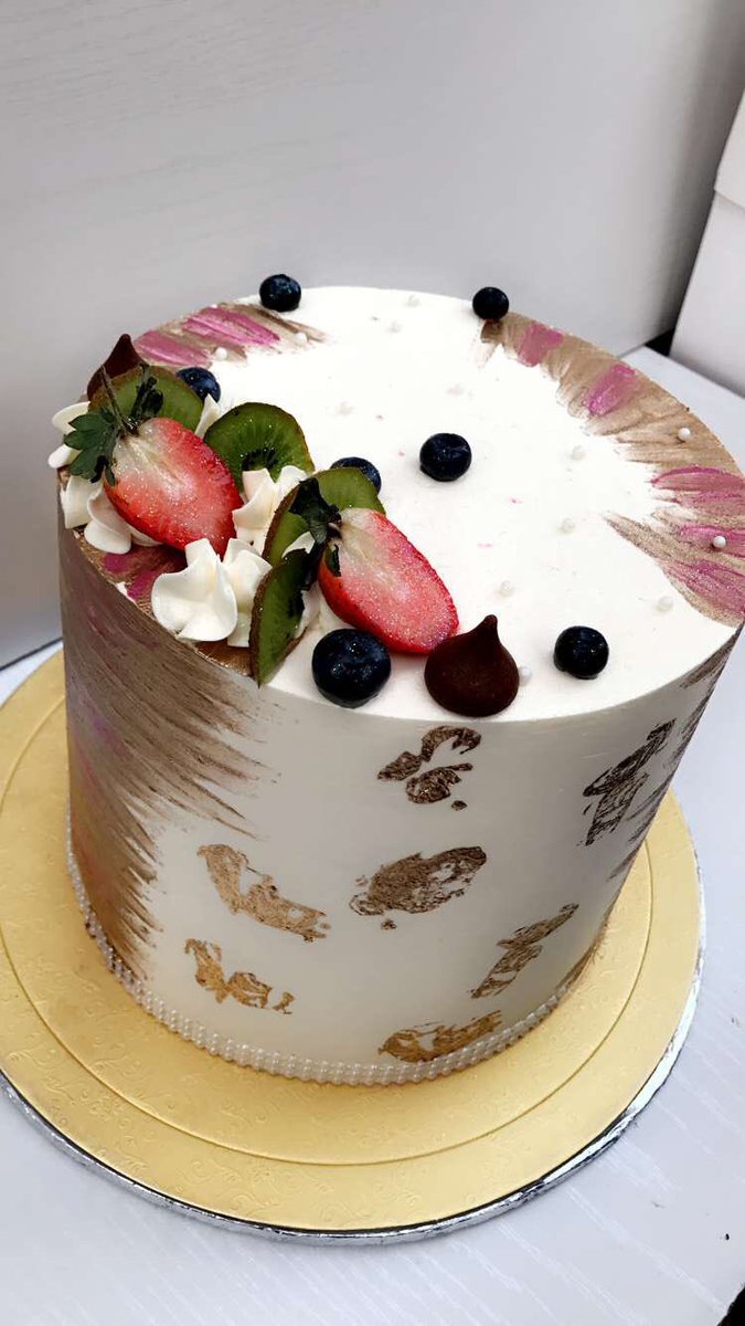 SadieB_'s tweet photo. One of my favorite moments is when a customer orders and says "do whatever u feel like, I don't mind". So about today... #CakeVelvet 💕 https://t.co/3wfp3Ggx1N