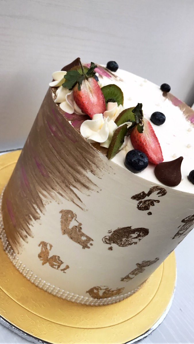 SadieB_'s tweet photo. One of my favorite moments is when a customer orders and says "do whatever u feel like, I don't mind". So about today... #CakeVelvet 💕 https://t.co/3wfp3Ggx1N