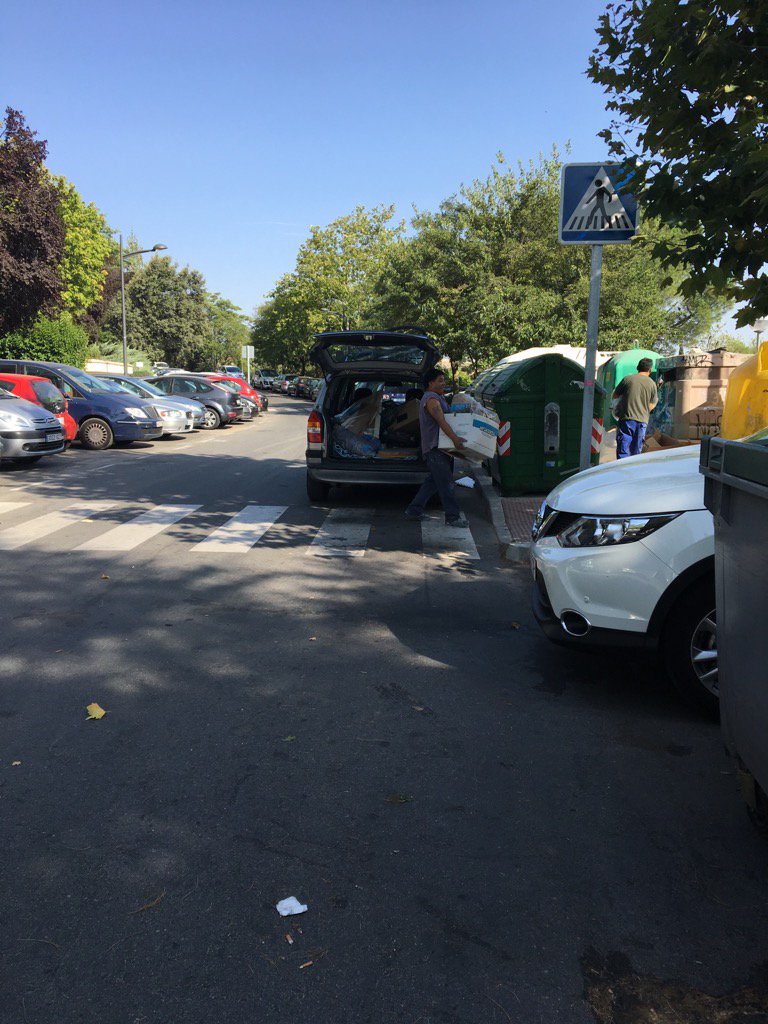 molinolanavata's tweet photo. .@AytoGalapagar @DanielPerezMuno, la gente viene de fuera a tirar la basura en nuestra urbanización, alguna solución? https://t.co/rl0qtIF9ej