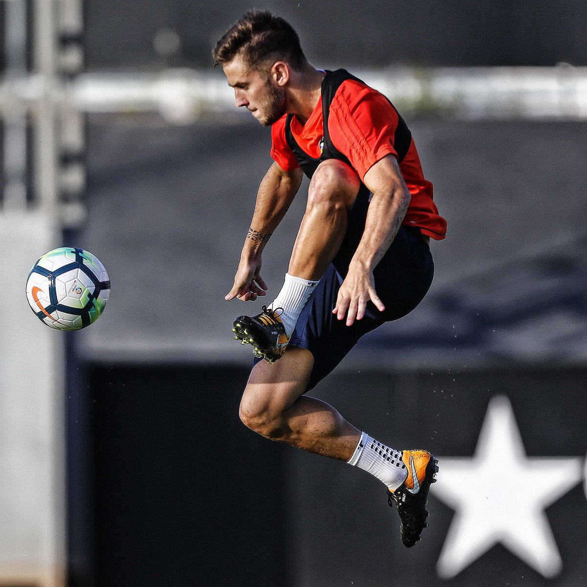 lazaroftherock's tweet photo. Álvaro #AtWork 

⭐️@AlvaroMedran⭐️ https://t.co/QA8Oaj3qgK