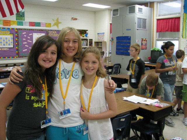 LexingtonOne's tweet photo. #TBT Let’s go back-to-school 2009 style! #lex1firstday https://t.co/LmuxL9DOcV