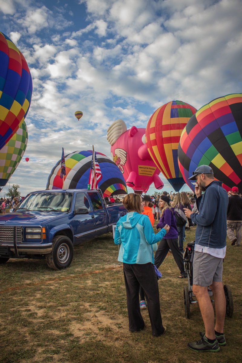 labordayliftoff's tweet photo. We are still looking for BALLOON CREW volunteers! Help these balloons take flight. If interested please visit our website. #LDLO2017 https://t.co/AgoIfOYXzP