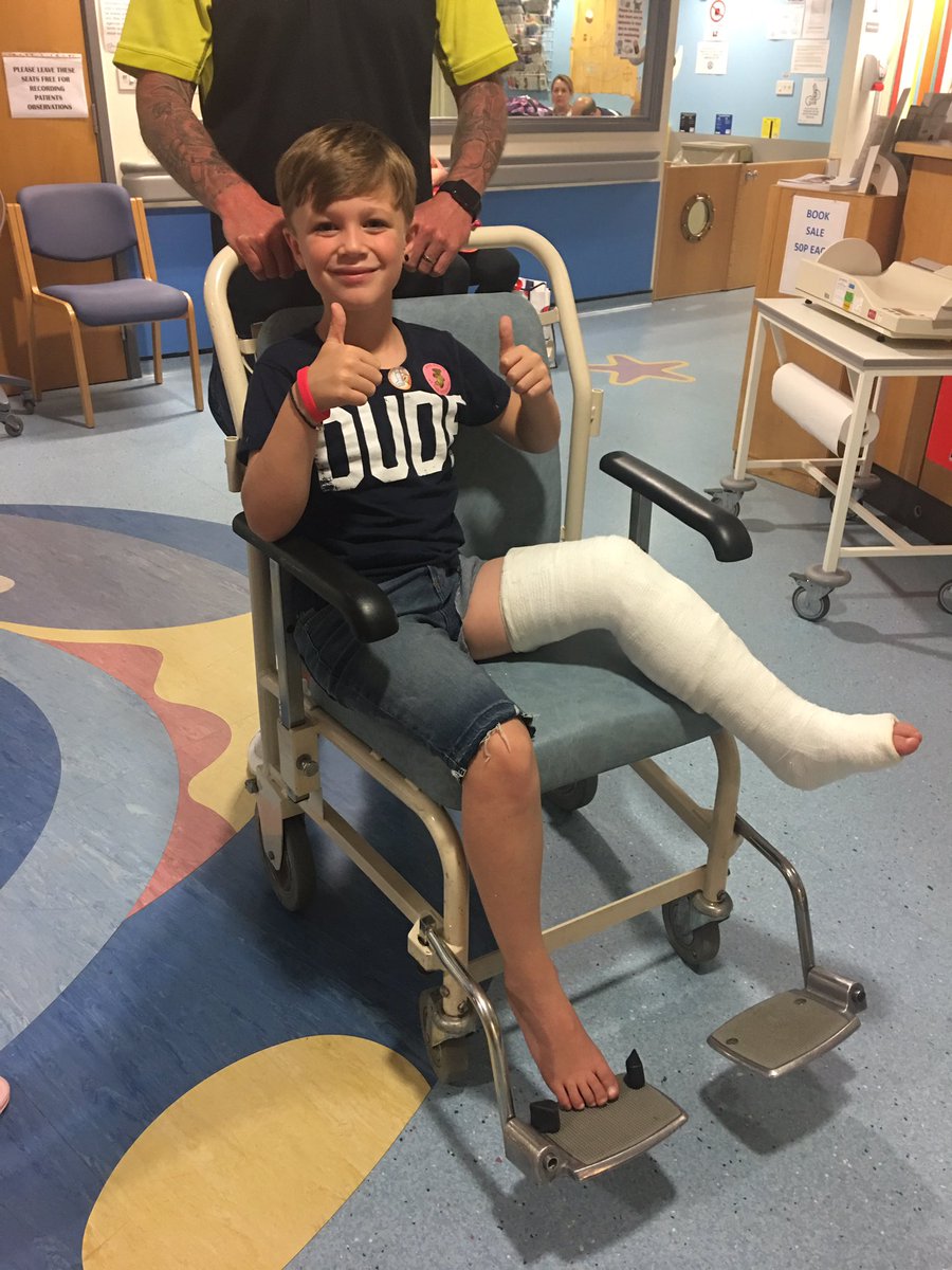kel165's tweet photo. @Cristiano big fan of yours broke his leg just before his first season😩 https://t.co/BET27zAqUL