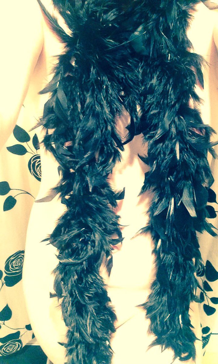 L0L0Lady's tweet photo. 2500 Lovelies, so I played with some feathers to celebrate #nude #featherplay https://t.co/VzKptUTlTc