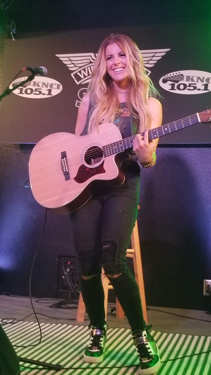 tahoegirl63's tweet photo. This girl has such talent, loves what she does, & we are lucky she shares it with us. @lindsayell you are just the best. #wingstopsoundstage https://t.co/APQKPAiRHv