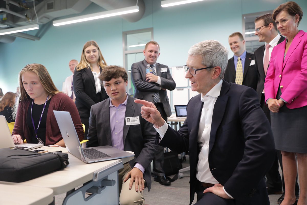 Tim Cook tweet media