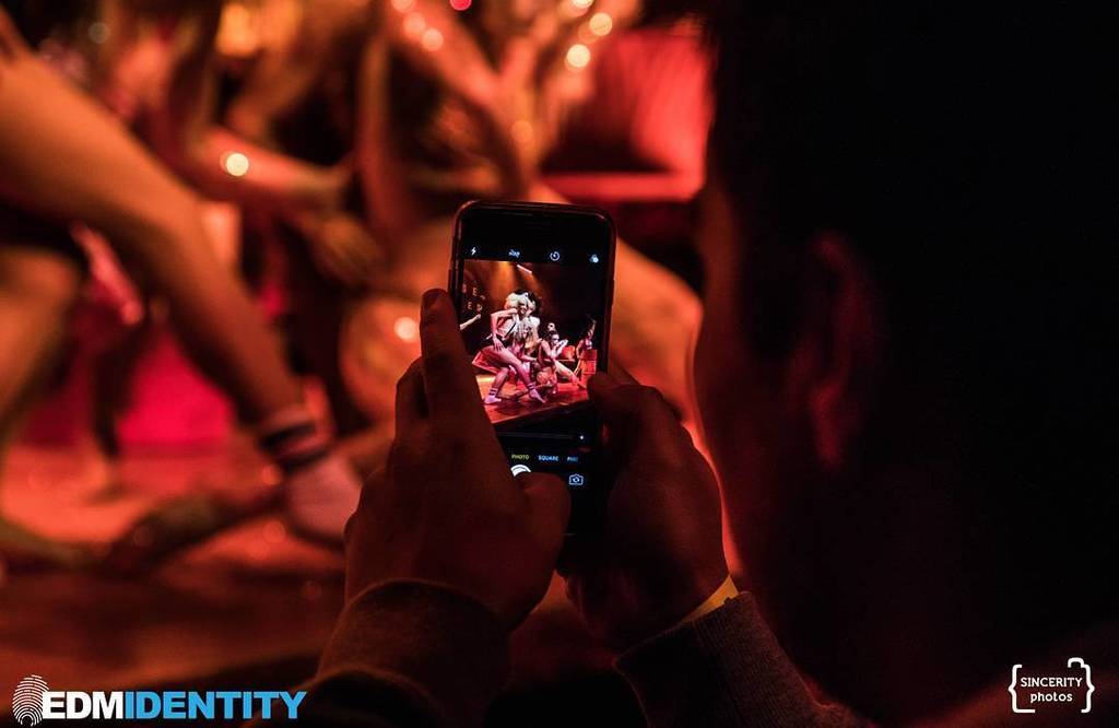 celopez3's tweet photo. Pictures in pictures
#lucentdossier #picception #houseofblues #photography #canon5d https://t.co/S6I6x0Pw4z https://t.co/Iu4t1QceY0