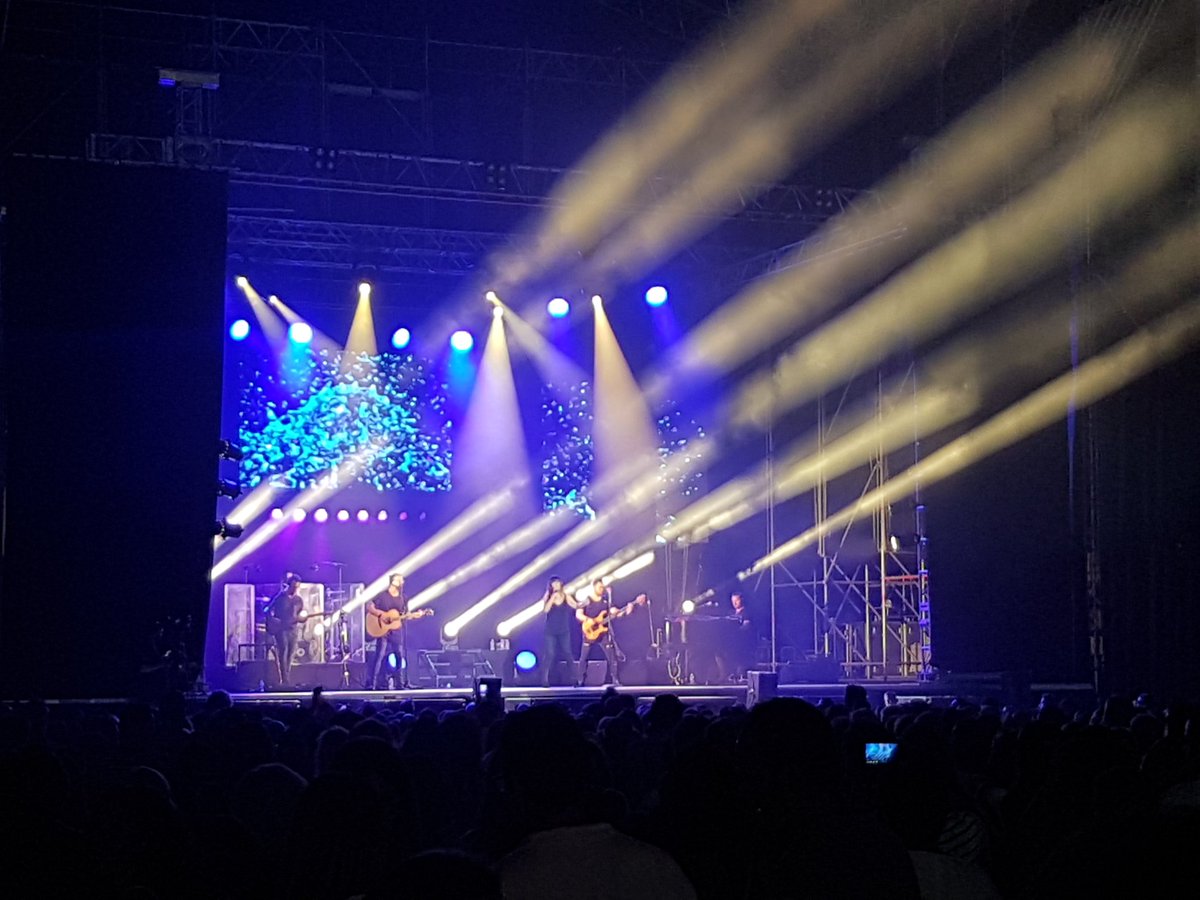 Culturalmeria's tweet photo. En el recinto ferial @vanesamartin_ enamora a los espíritus 'Libres' y con plena energía positiva. #AlmeriaEnFeria https://t.co/CDQBDnHd4u