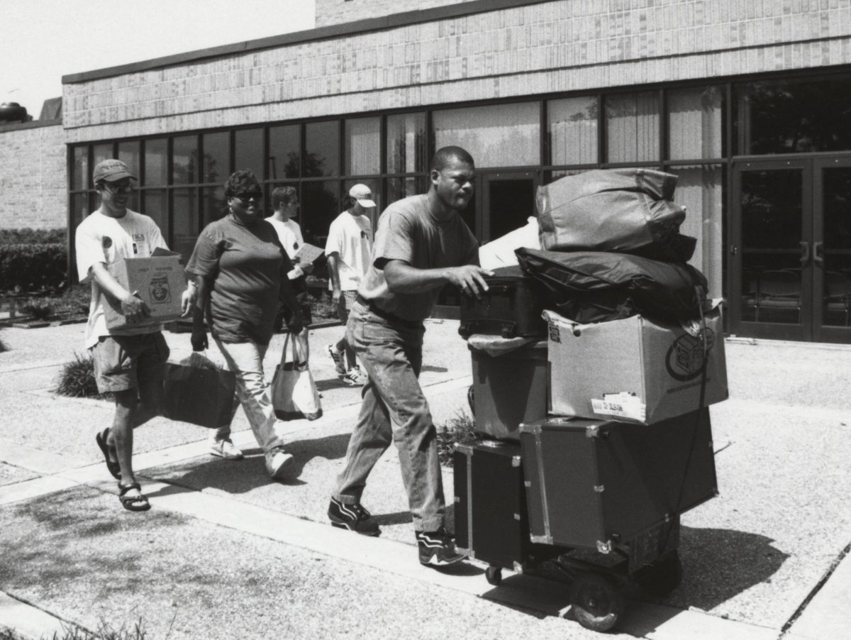 ODULibraries's tweet photo. #TBT: 1990s/2000s Move-In Days. Welcome new & returning #monarchs! Have a safe and happy move-in weekend! #ODU #movein2017 https://t.co/SVXvwde6mD