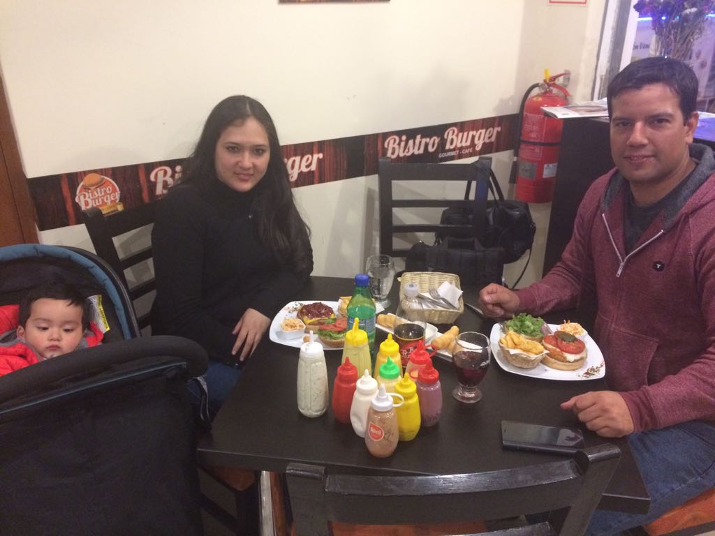 BistroBurgerAQP's tweet photo. especialidad las hamburguesas, las podrás combinar variedad salsas #ajo #mostazamiel #rocoto #piña #maíz #aceituna #guasacaca #Ají https://t.co/EOUzS7P5j1