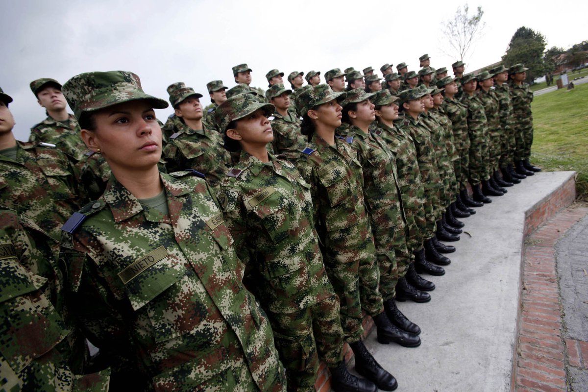 Tras 53 años de conflicto, por primera vez la Escuela Militar está formando cadetes para tiempos de paz colombia2020.elespectador.com/pedagogia/el-c…