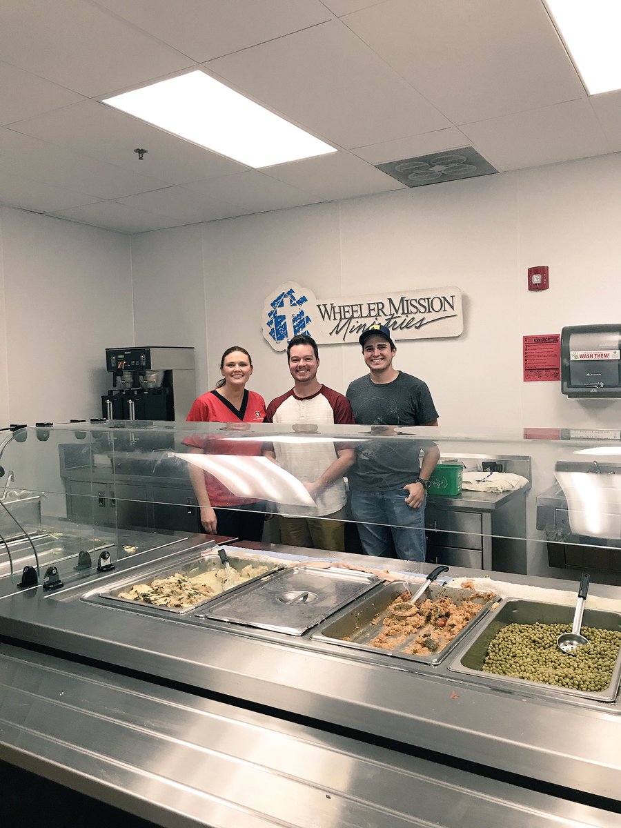 ElyseLeahyRN's tweet photo. Another great night of the 5South Team #serving the Indianapolis homeless community a warm, delicious meal. #5SouthServes @IUHealthTeam https://t.co/tw551iRI6w