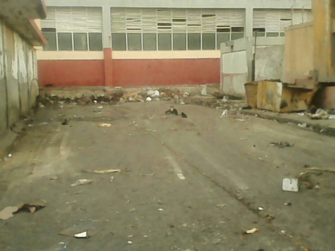 MiCumana500's tweet photo. #IAMSA | Recolección de desechos sólidos en el Mercado Municipal de Cumaná. #VenezuelaLibreDeOdio https://t.co/AhG7SAiA9D