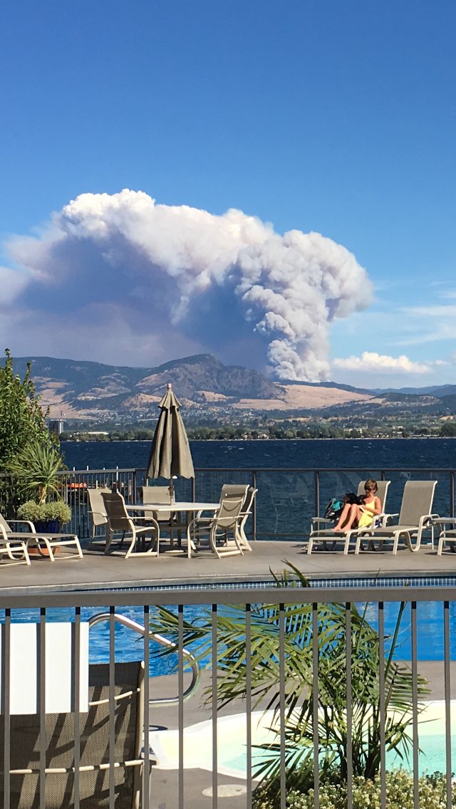 icemaestro's tweet photo. Omg, A fire just started on the hillside in Kelowna. https://t.co/EcPLprwqFy