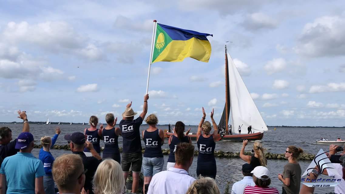 Skutsje_Ea's tweet photo. EA-supporters langs de kant #SkûtsjeEA #simmer17 #ifks17 https://t.co/eqP7A006Jp