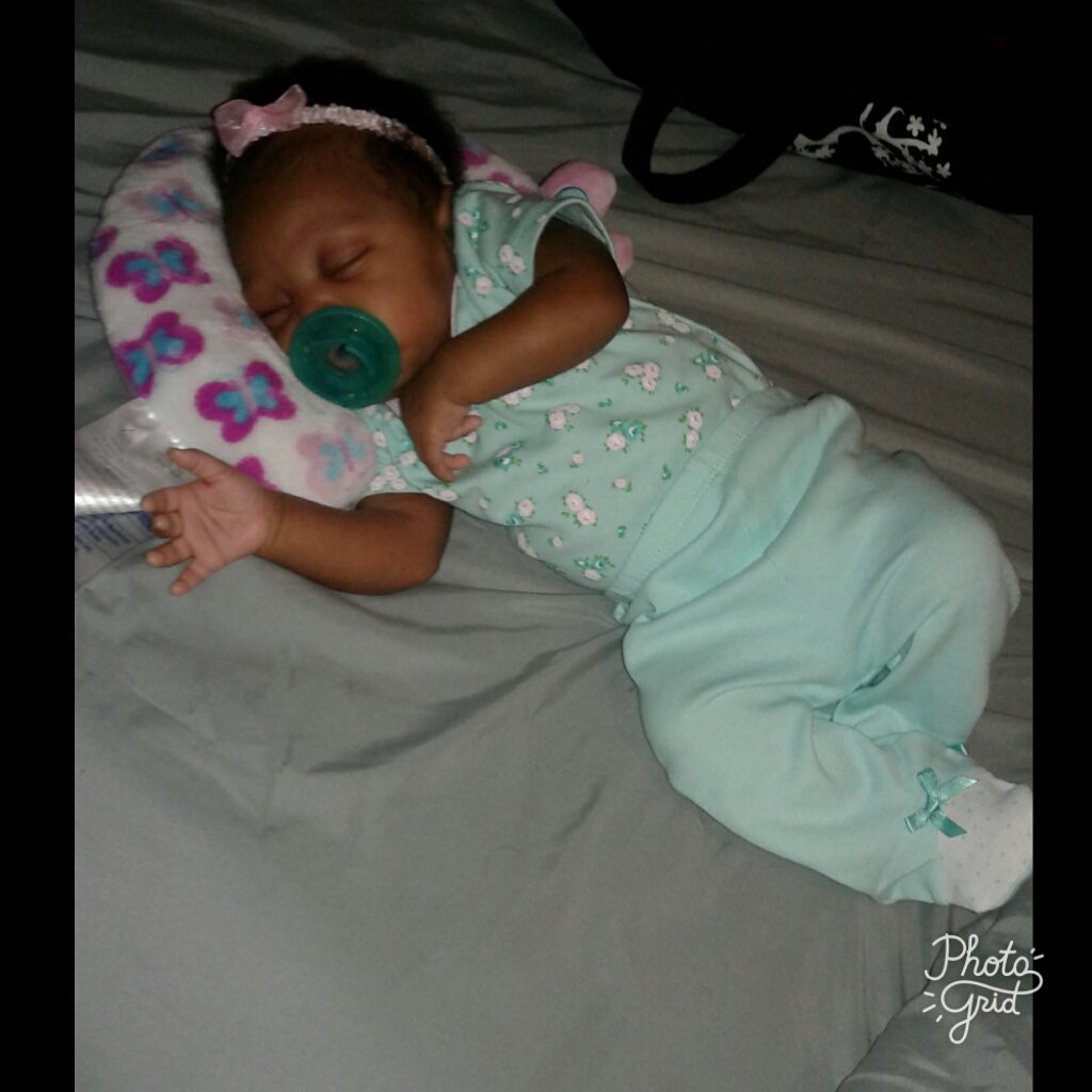 ChasityNiicolee's tweet image. She love her pillow 😂😍😊 #laylay👶