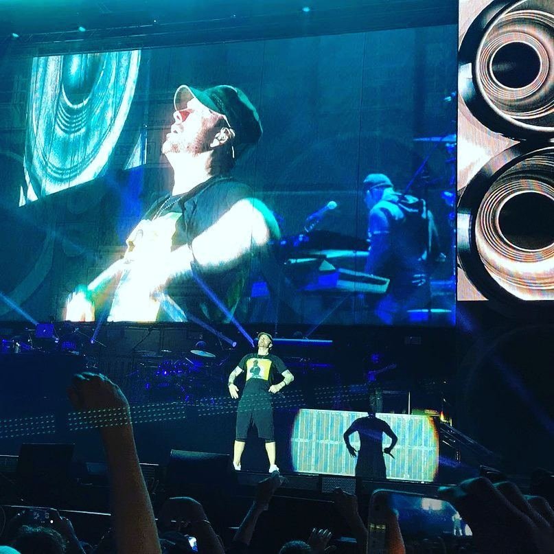 MathersTR's tweet photo. Eminem Uzun bi aradan sonra Sahneye '' Fack Trump '' Tişörtüyle geri dönüş yaptı
#Eminemglasgow https://t.co/7uyu22D321