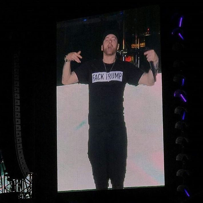 MathersTR's tweet photo. Eminem Uzun bi aradan sonra Sahneye '' Fack Trump '' Tişörtüyle geri dönüş yaptı
#Eminemglasgow https://t.co/7uyu22D321
