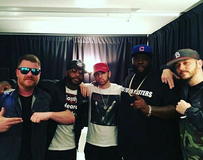 MathersTR's tweet photo. Eminem Uzun bi aradan sonra Sahneye '' Fack Trump '' Tişörtüyle geri dönüş yaptı
#Eminemglasgow https://t.co/7uyu22D321
