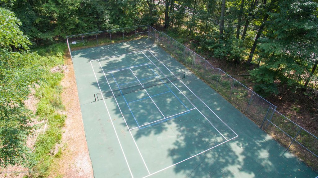 ADronemedia's tweet photo. We love being able to showcase neighborhood amenities like the ones in this #Okemos subdivision. Share w/ a friend! https://t.co/DMa1sBRb3r https://t.co/hUNSH37aFo