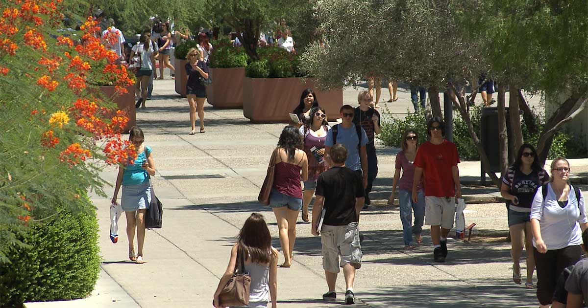 MetroWeek's tweet photo. Back to school for @UofA. We sit down w/ @UofAPres to talk move-in day, free speech, diversity, and Noam Chomsky. Fri @ 6:30p on #PBS6 https://t.co/1Gr9iWptdc