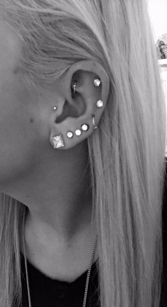 Earrings tweet media