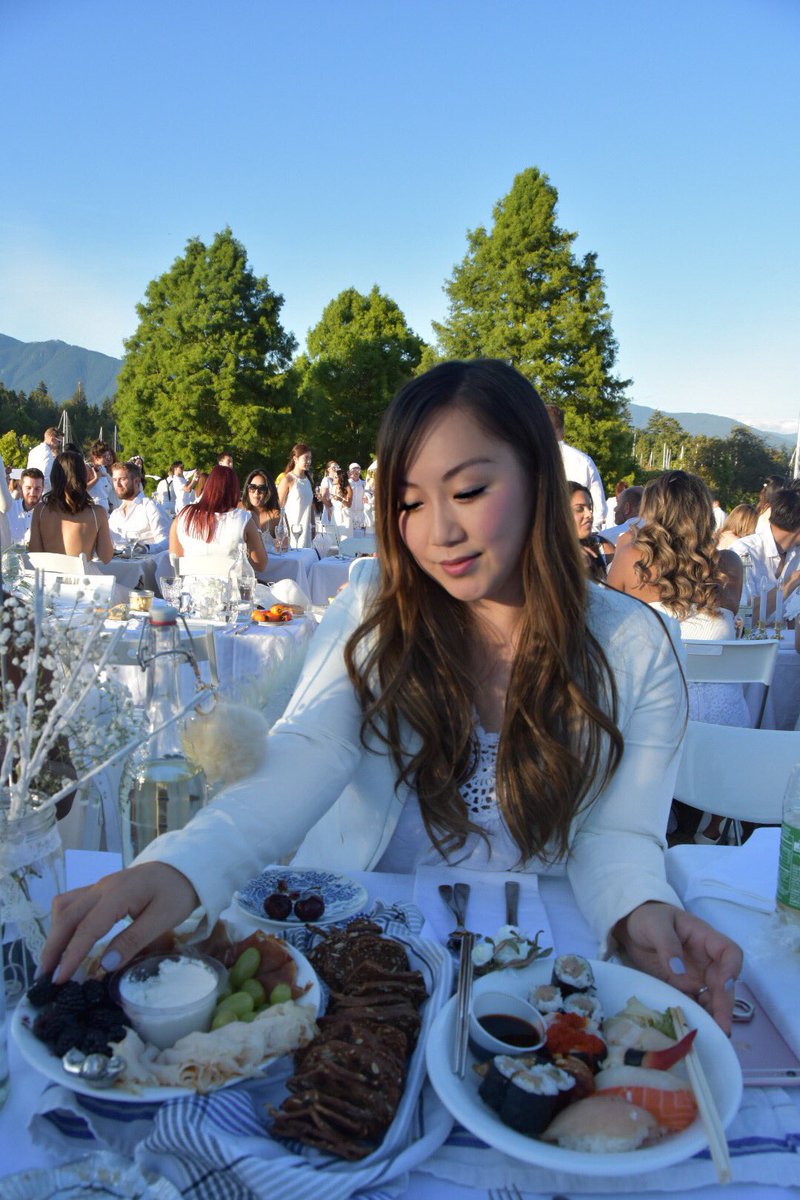 ConnieHobbis_TD's tweet photo. Perfect night for a picnic in the park  #AllWhite #DEBVan #DEB2017 https://t.co/xI2MpzY01K