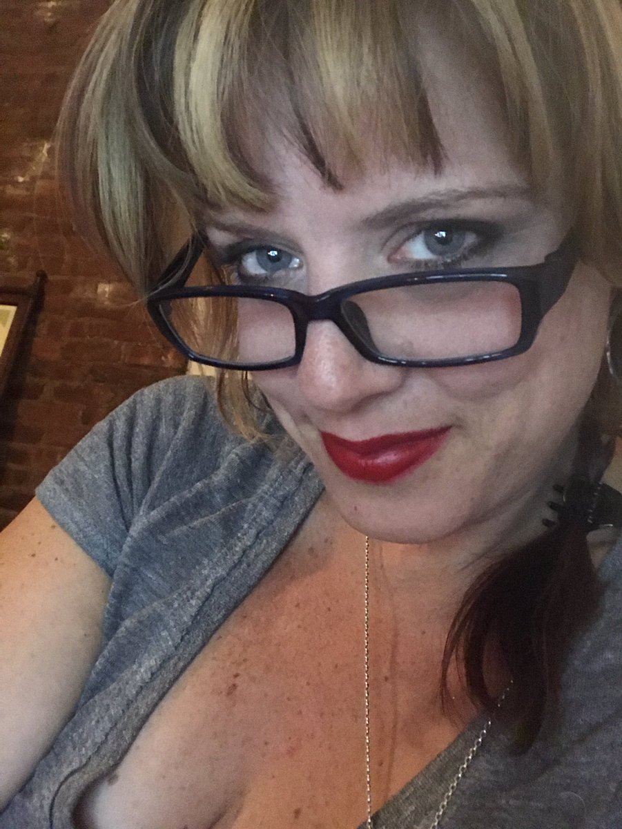 Curvy_Kay's tweet photo. Chatting online come take me private and make my night 😘💋💦💦💦 #camgirl #Flirt4Free https://t.co/yv8wjNQrEl