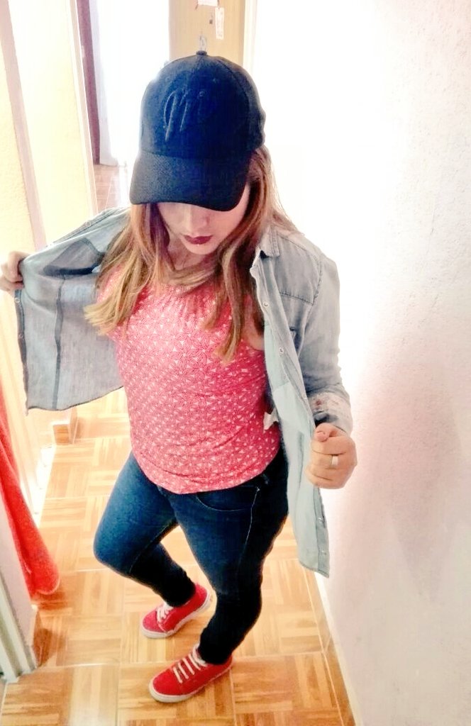 Fatyma3027's tweet photo. Si tienes sueños por cumplir el cansancio no existe 🎶👍❤#FamiliaFatmay https://t.co/1EvjMVMZaE