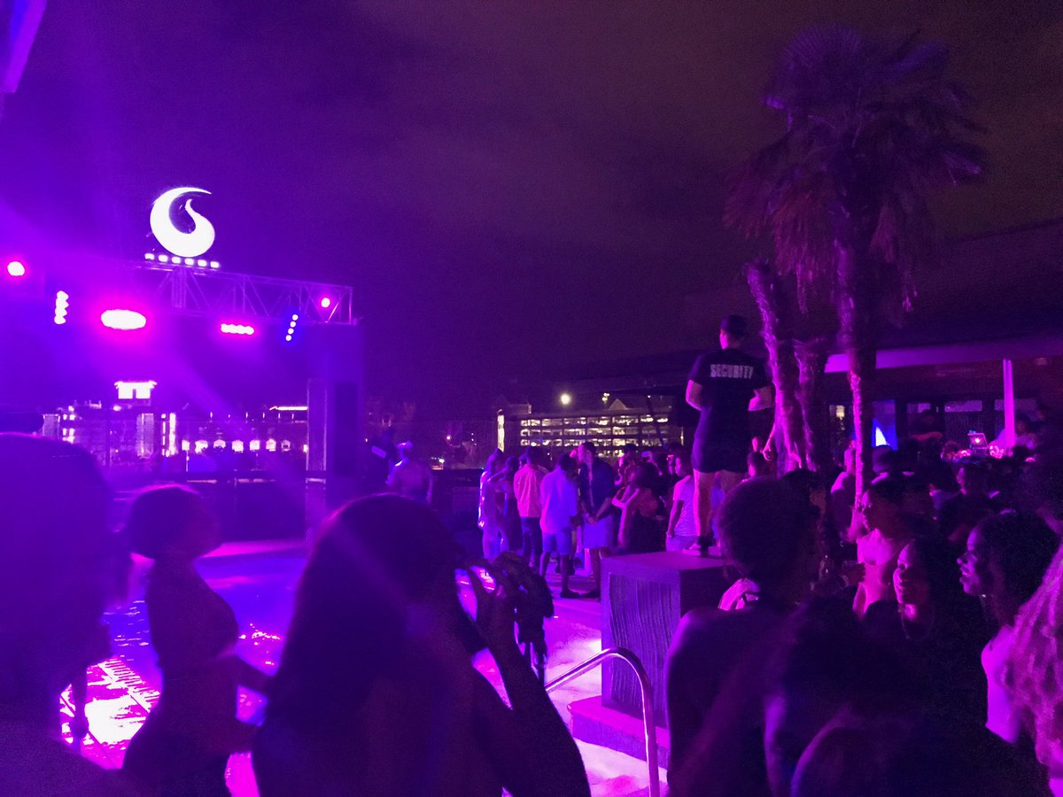 noctrnlent's tweet image. #LetsGetIt 🍾🌊 Rooftop x Pool Party @DREAMxTEAMENT @pmgonthepulse #LiveNoctrnl