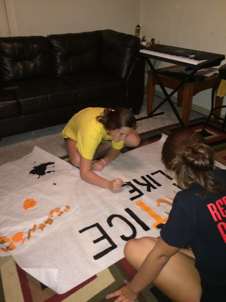 shsgvb2017's tweet photo. Working on the volleyball signs! https://t.co/QkySmjj5eD