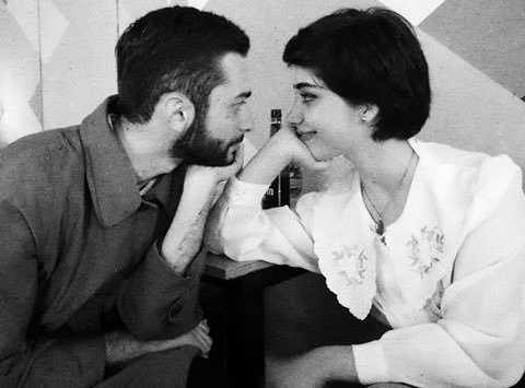 وهل هناك
سكن كعينيها؟
كانت
نظراتها تهديني
فيضاً من السعادة
كانت
في عالمي
حباً ممزوجاً بالجمال
ستظل
هي القصيدة التي
أقرؤها كل يوم
بلا ملل !a