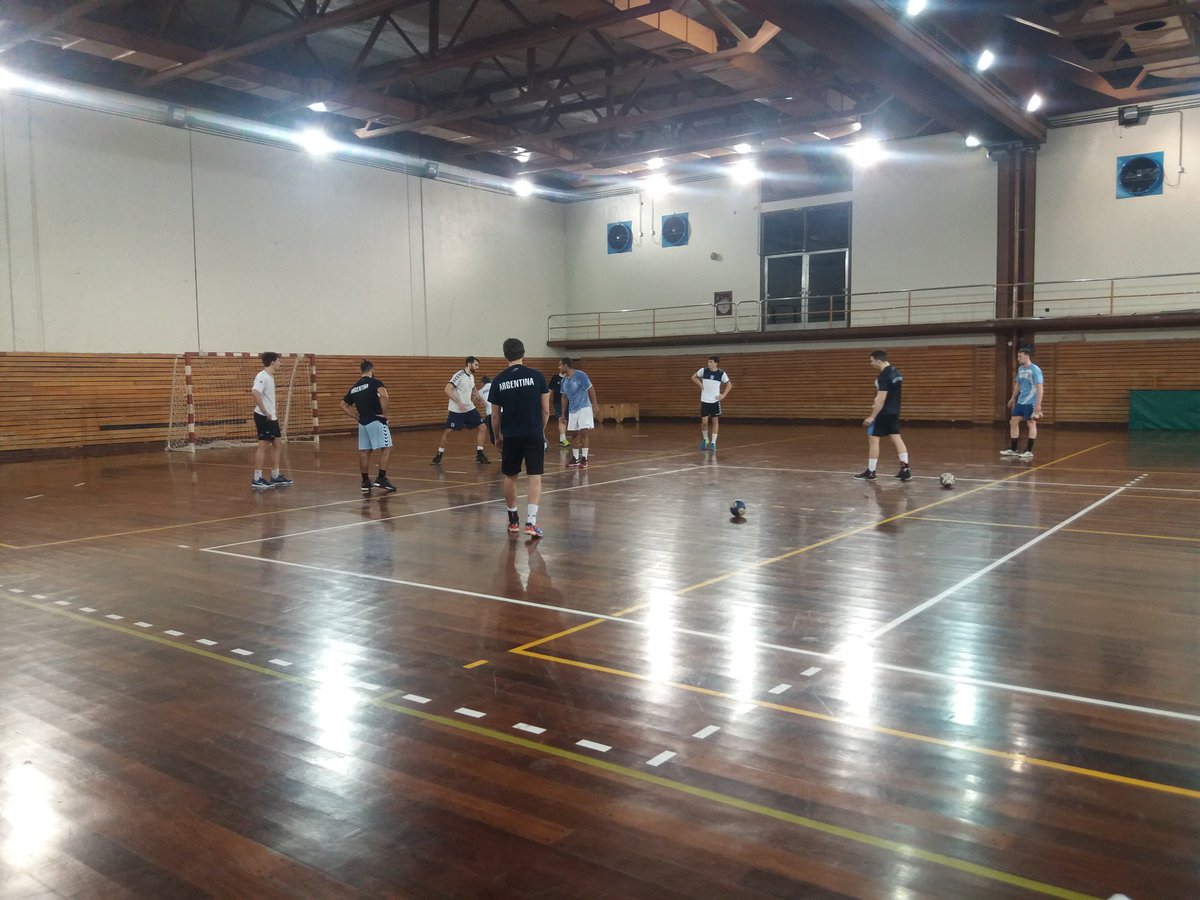 regionalhandbal's tweet photo. Entrenamiento de los Gladiadores con Manolo Cadenas. https://t.co/9mkDamNAce