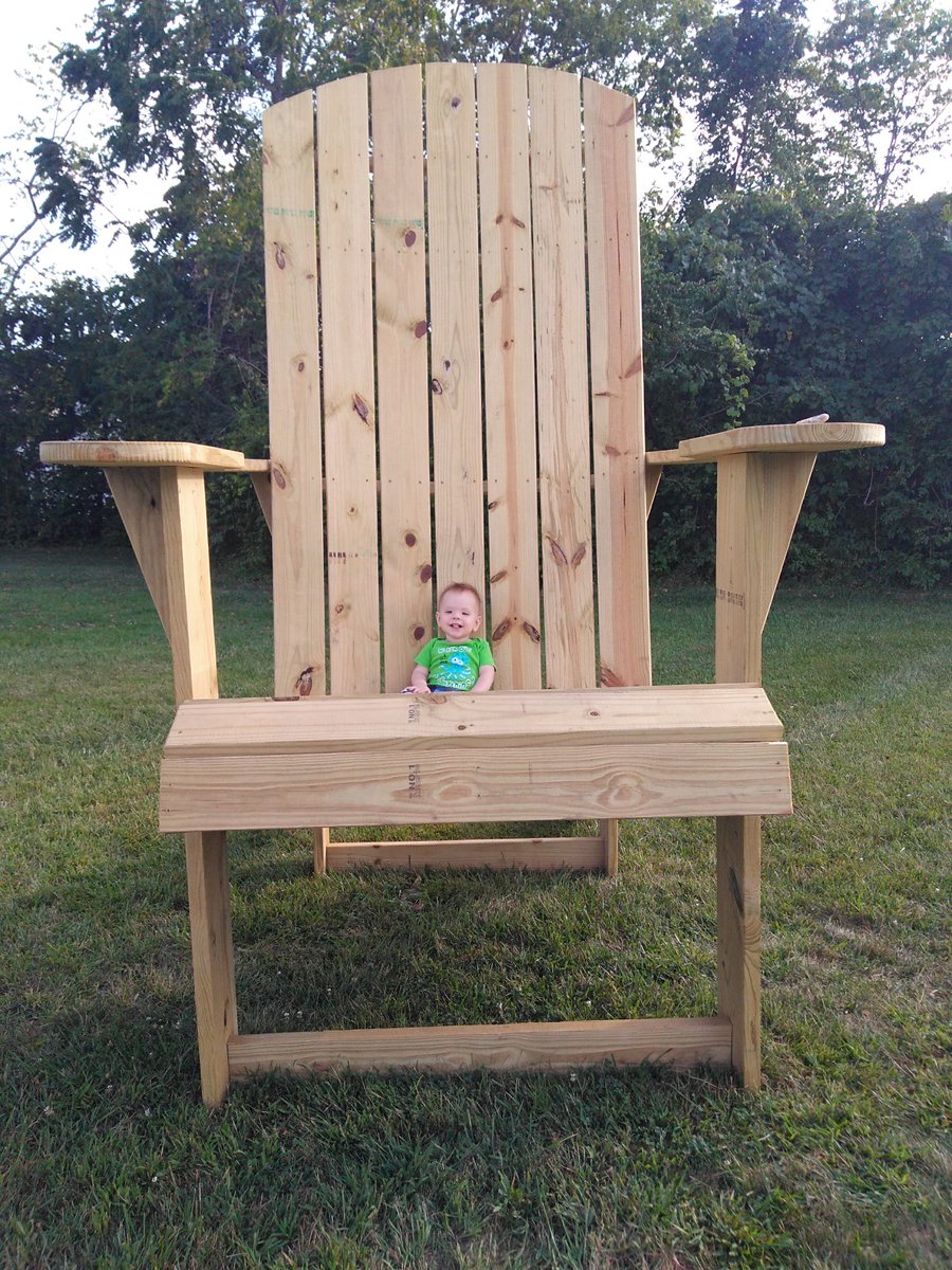kindle_cards's tweet photo. Checking out the big chair #itsaCWPDsummer https://t.co/BUrzhL5j7F