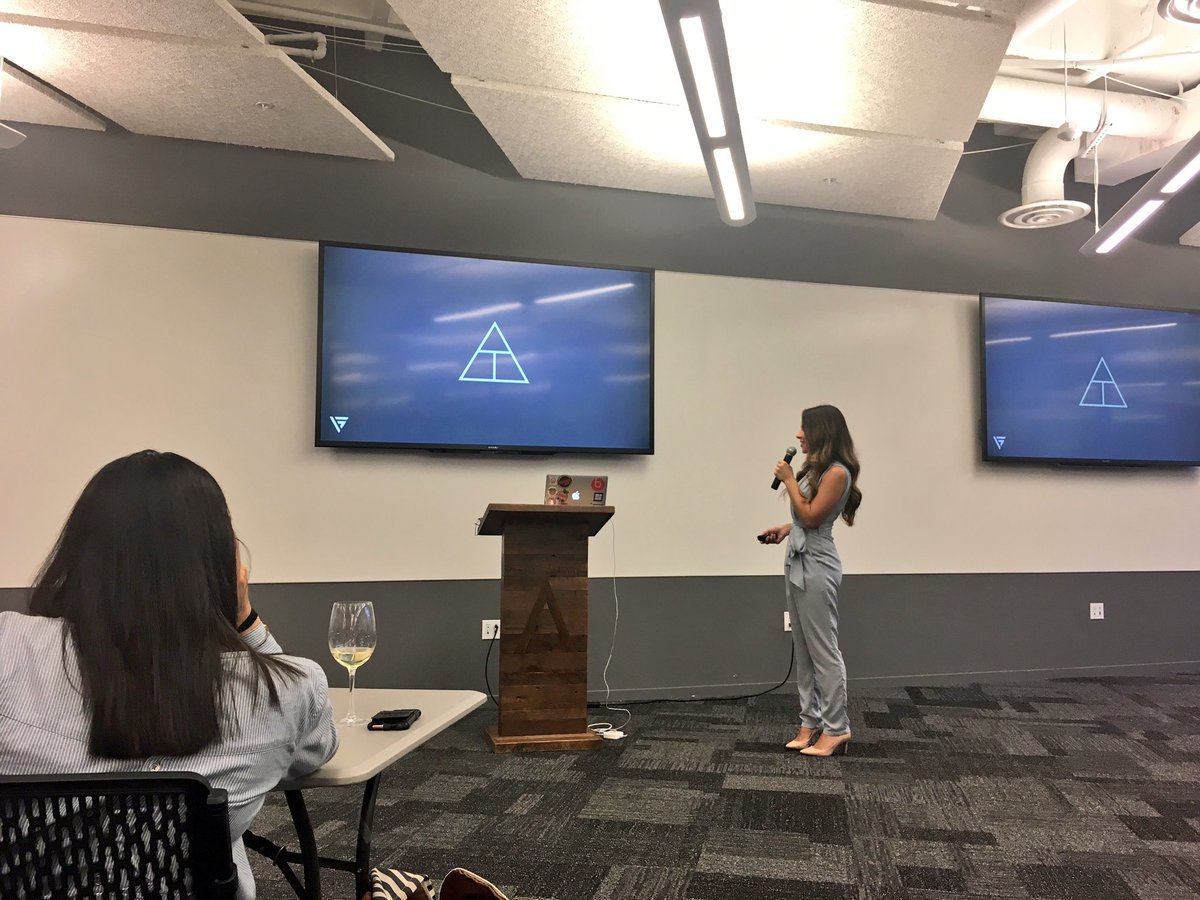 AppZoroT's tweet photo. Toss Fashion: choosing an outfit never been so easy! #startup #atlanta #SHIFTPITCH17 https://t.co/lnc0GXraNu