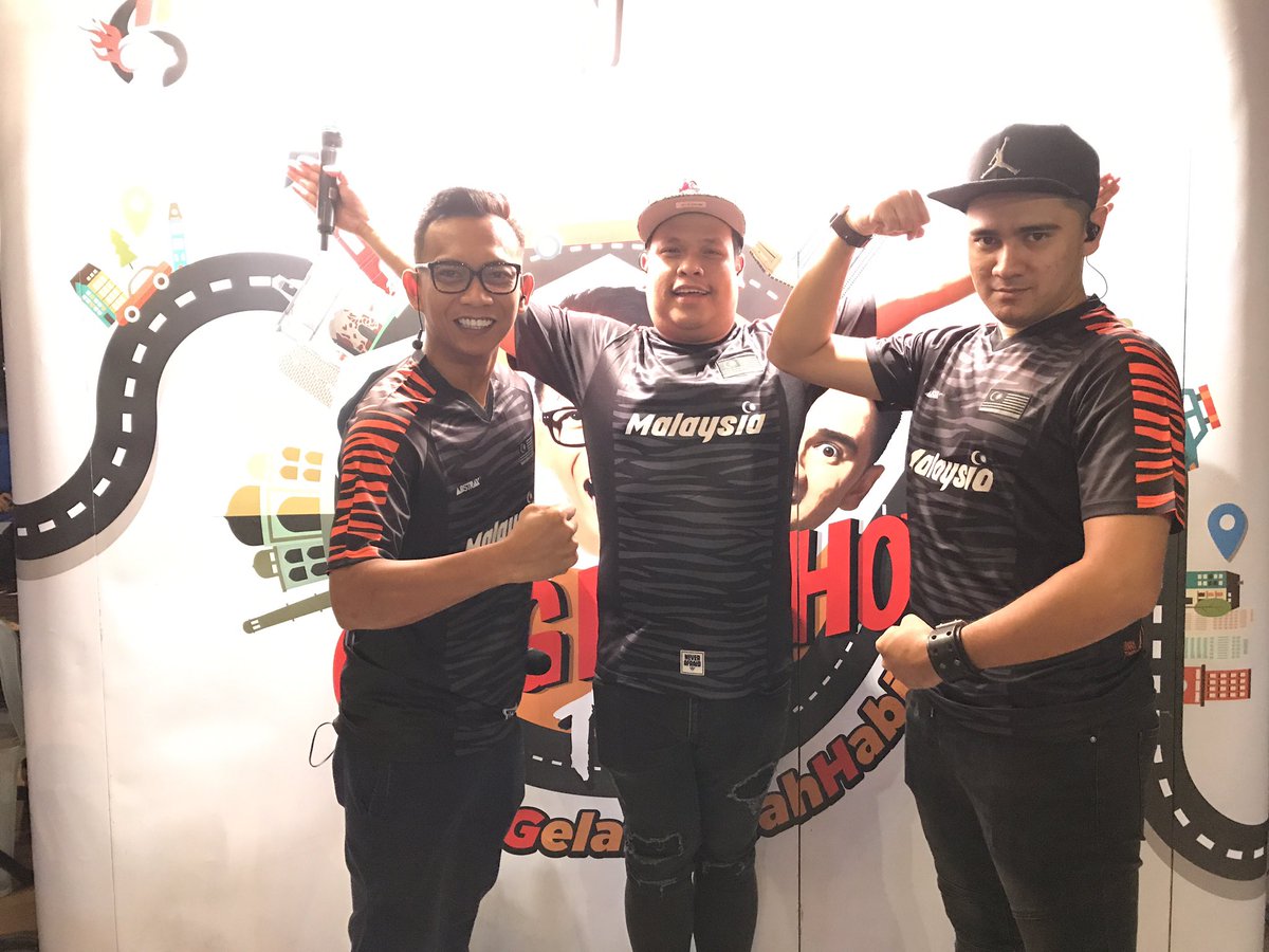 hotfm976's tweet photo. Semangatnya #GengPagiHot pg ni nak jumpa semua org Sg Buloh, cpt dtg Warung Kita Sg Buloh blh sarapan skali 
#GelakPecahHabis #GPHTour https://t.co/CIAlB72euv